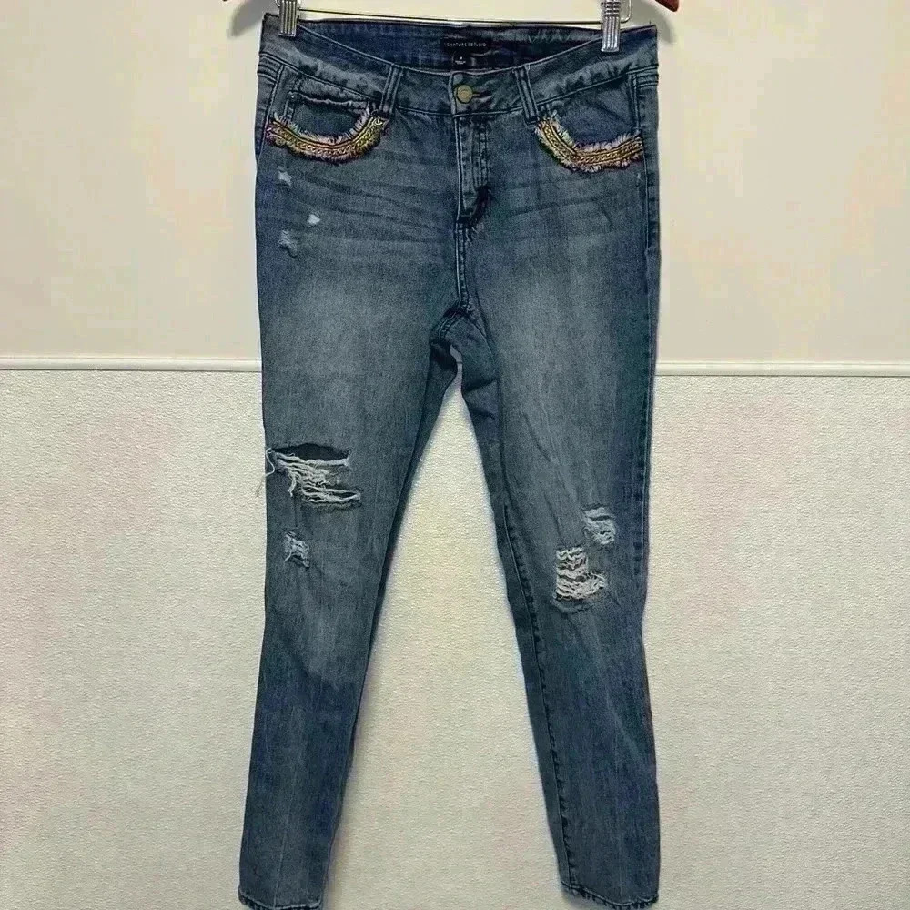 Signature Studio Jeans, Size 8, Blue with frayed design on pockets for Women!